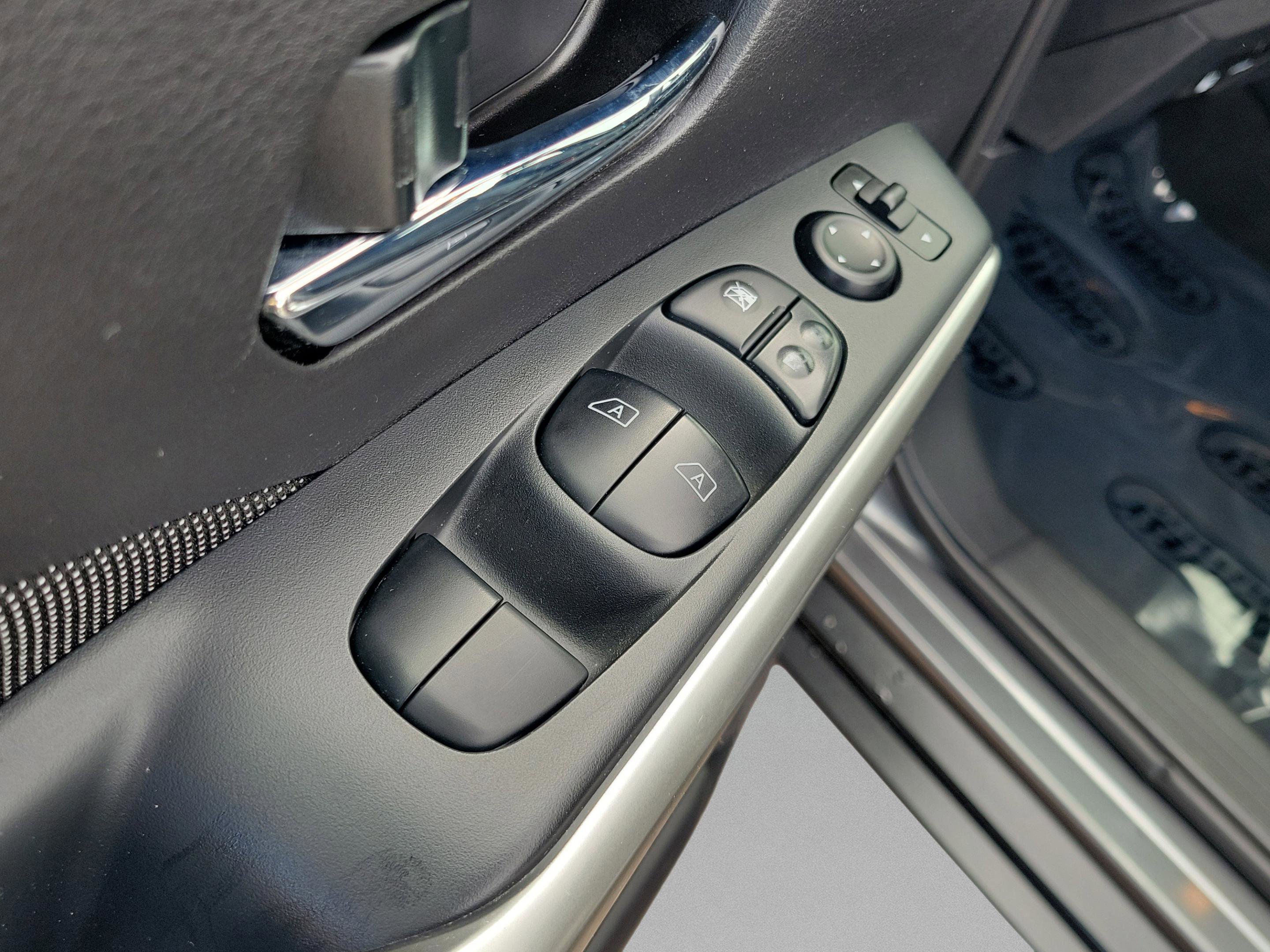 Certified 2020 Nissan Kicks SV image 14