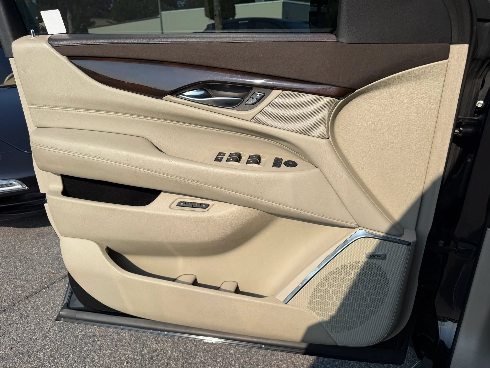 Used 2016 Cadillac Escalade Luxury AWD/4WD image 26