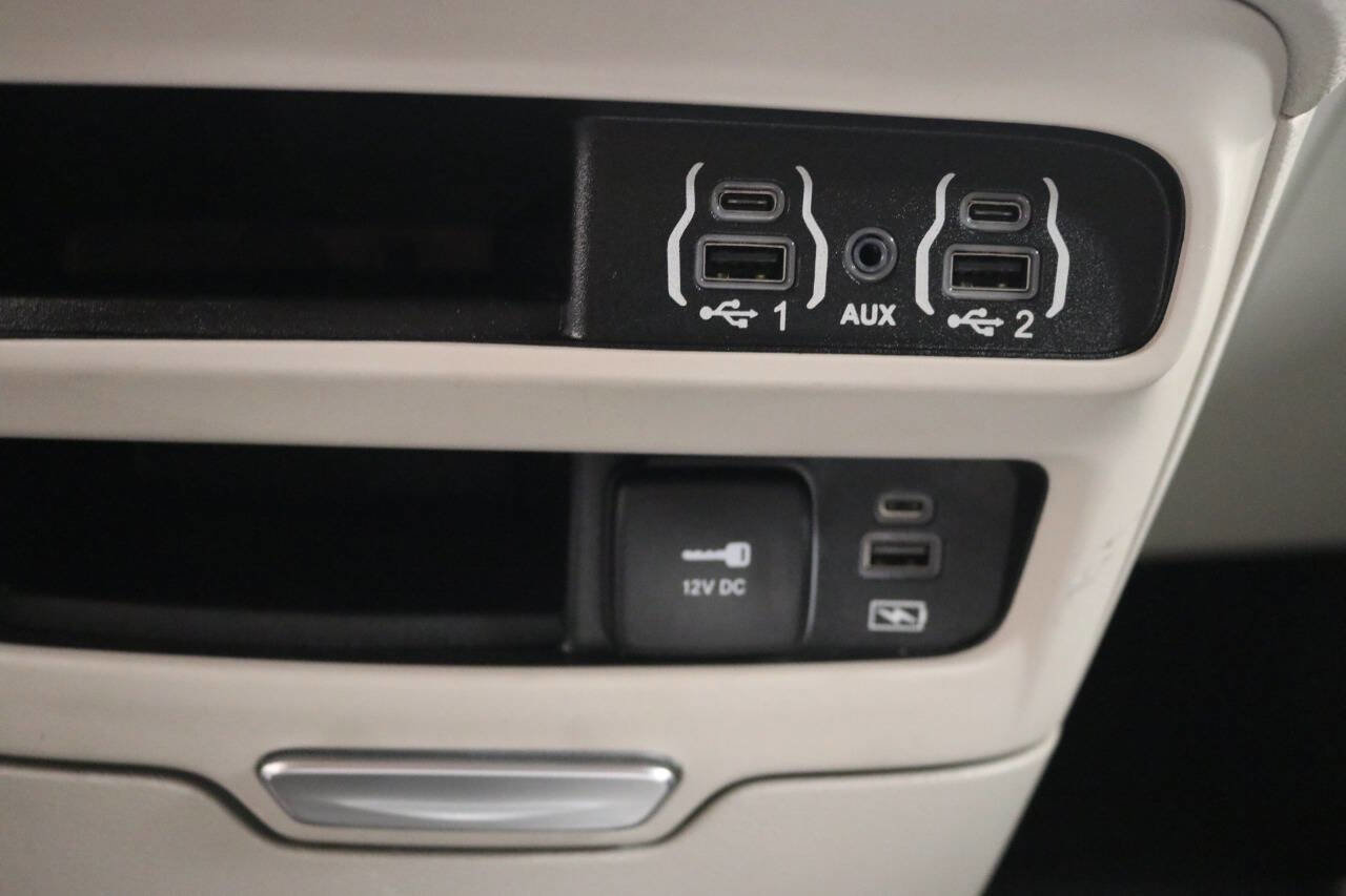 Used 2023 Chrysler Pacifica Touring-L image 54