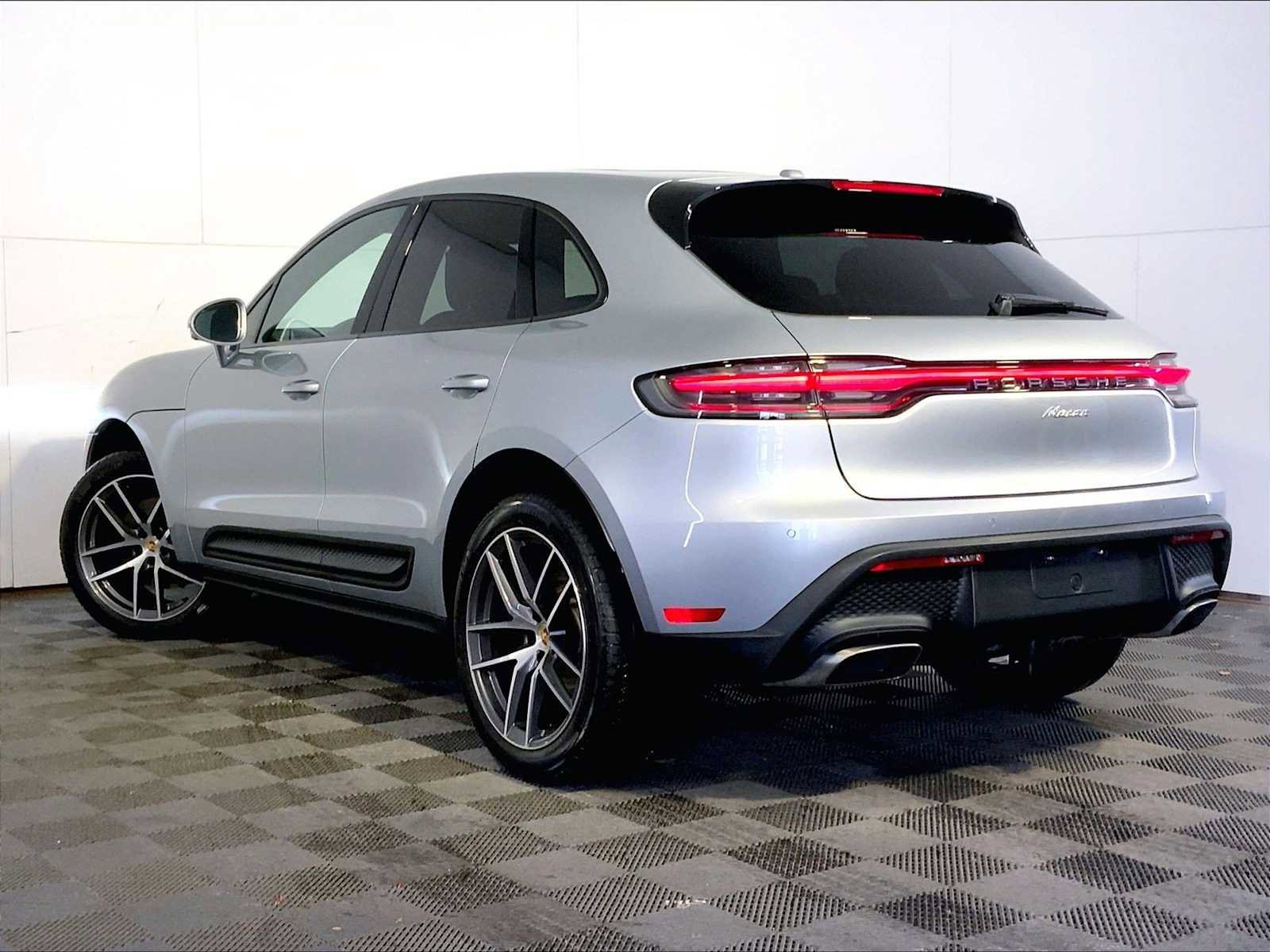 Certified 2025 Porsche Macan AWD/4WD image 3