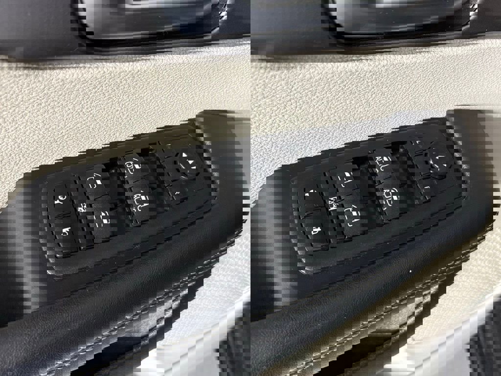 Used 2023 Chrysler Pacifica Touring-L image 15