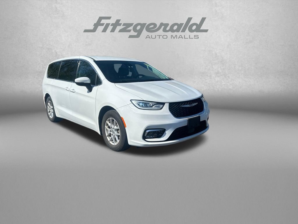 Used 2023 Chrysler Pacifica Touring-L image 1