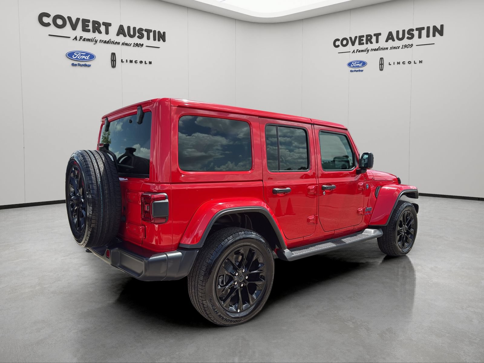 Used 2025 Jeep Wrangler Unlimited Sahara AWD/4WD image 5