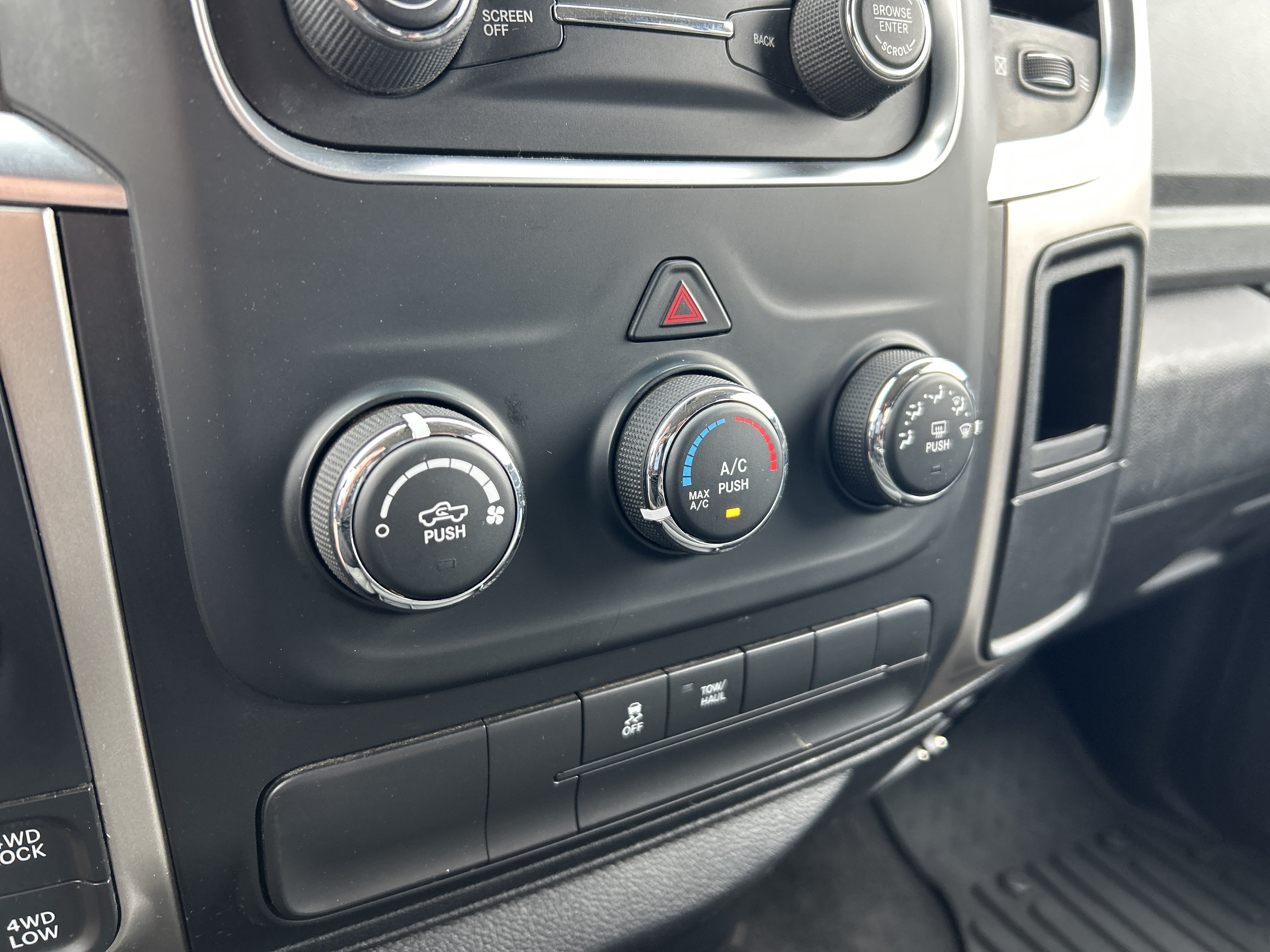 Used 2017 RAM 1500 Classic SLT AWD/4WD image 18