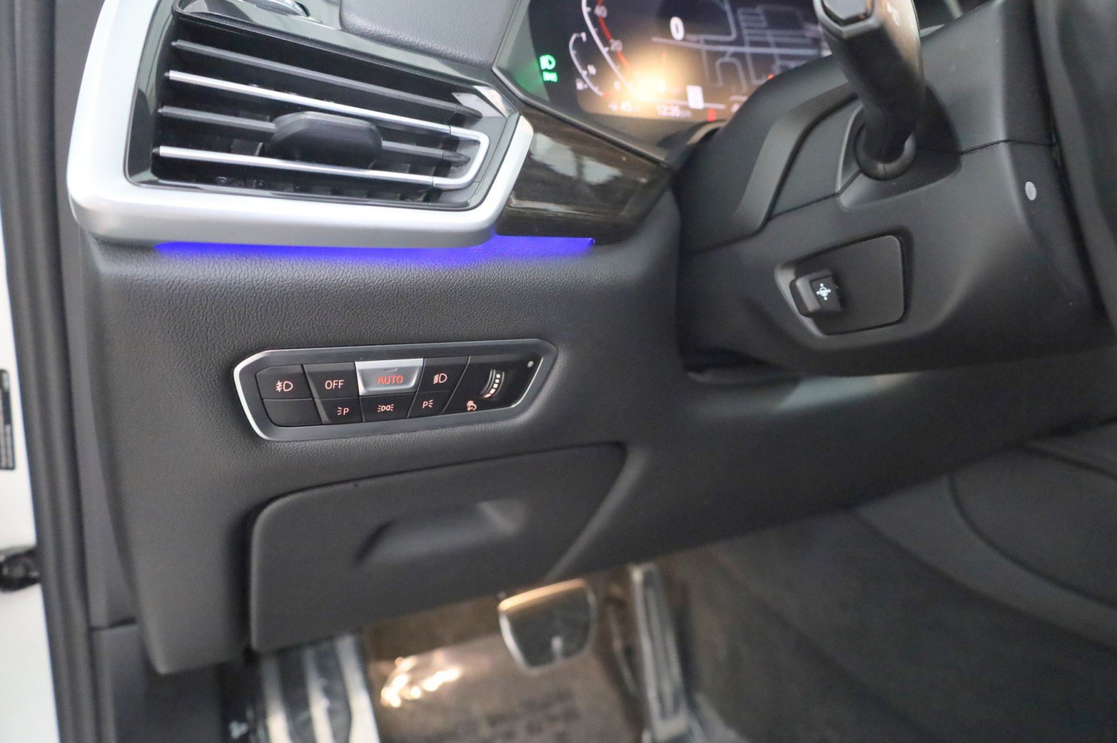 Used 2020 BMW X6 xDrive40i w/ M Sport Package AWD/4WD image 19