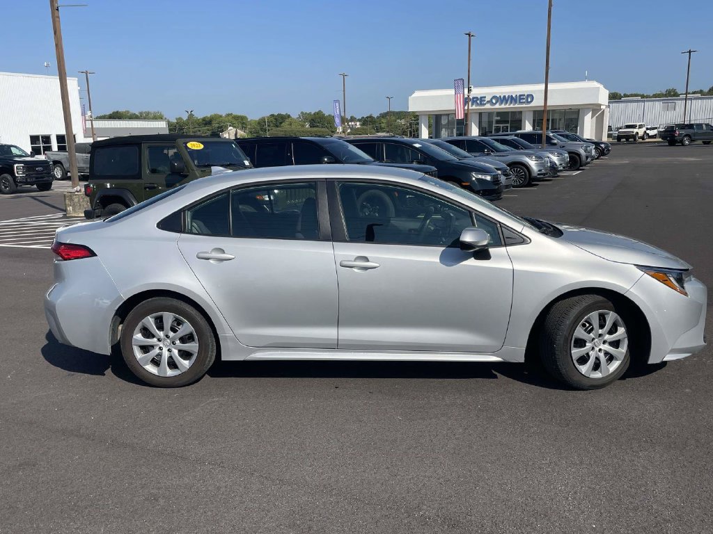 Used 2025 Toyota Corolla LE FWD image 2