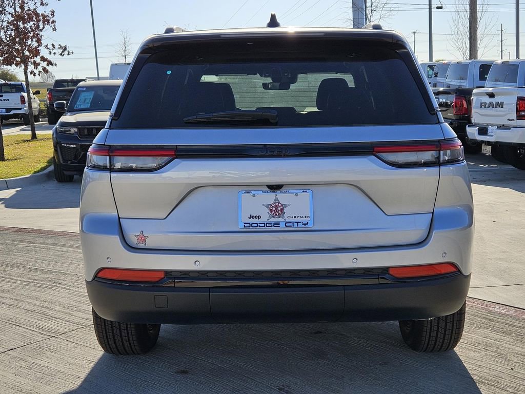 New 2025 Jeep Grand Cherokee Altitude image 4