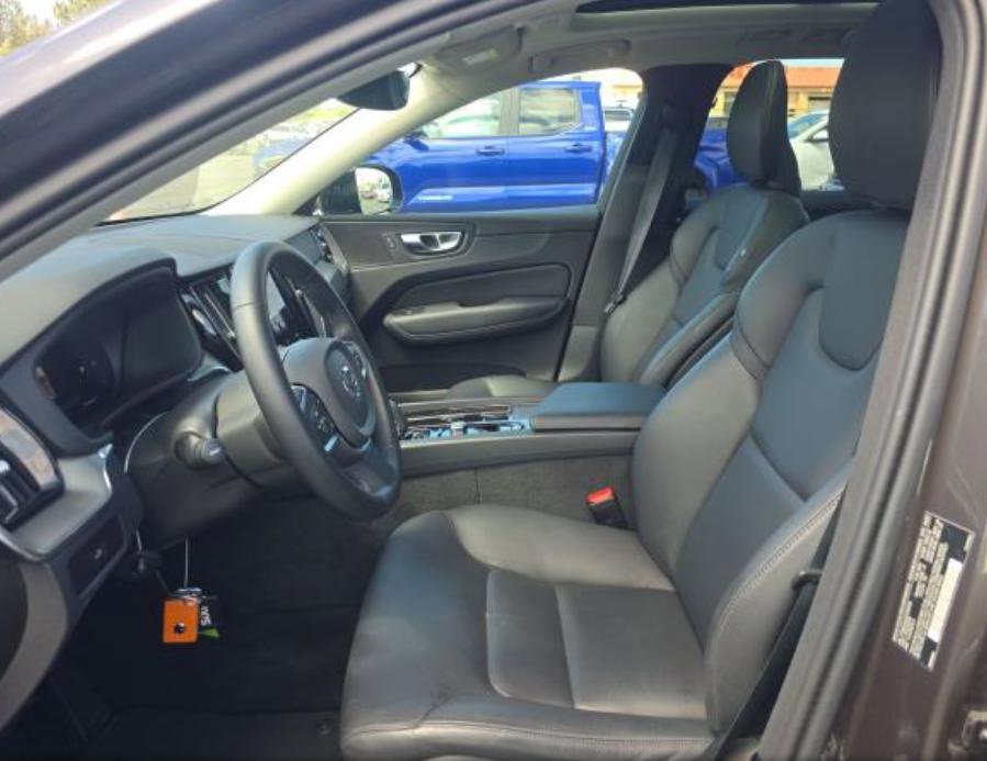 Used 2025 Volvo XC60 B5 Core AWD/4WD image 2