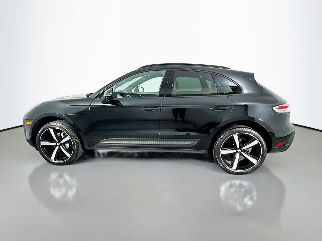 Certified 2023 Porsche Macan AWD/4WD image 2