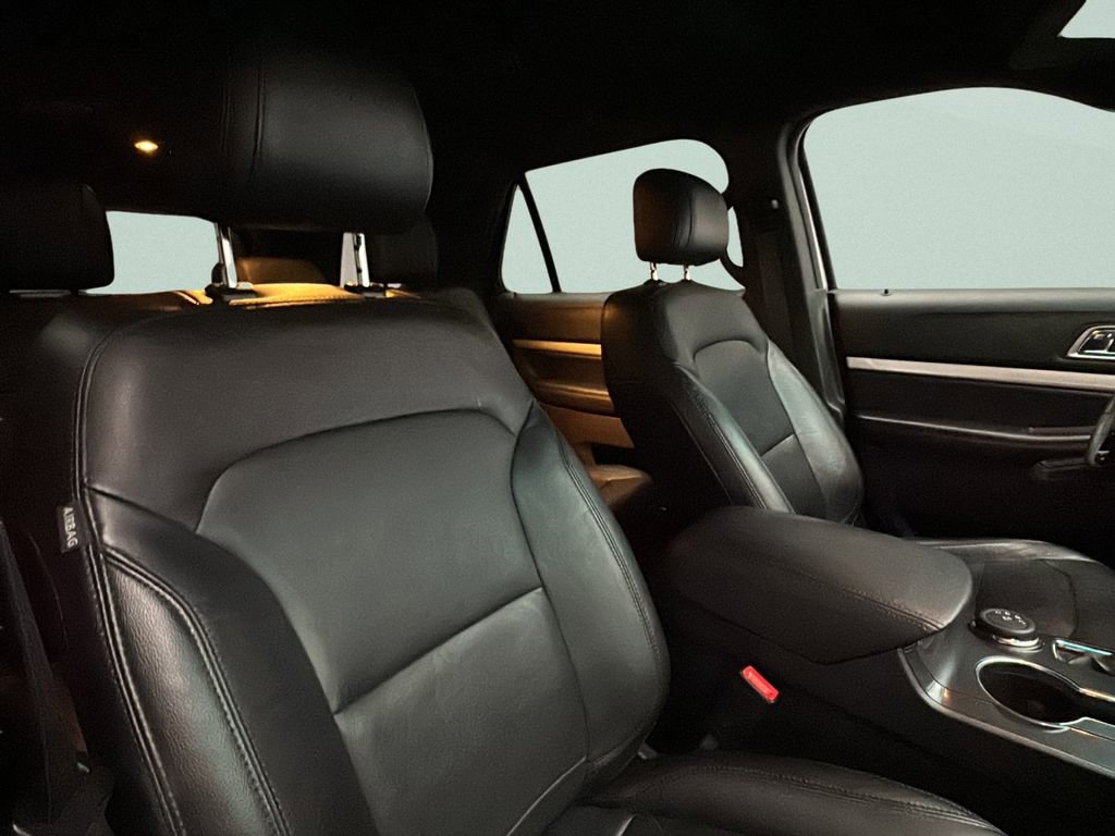 Used 2016 Ford Explorer XLT w/ Equipment Group 202A AWD/4WD image 18