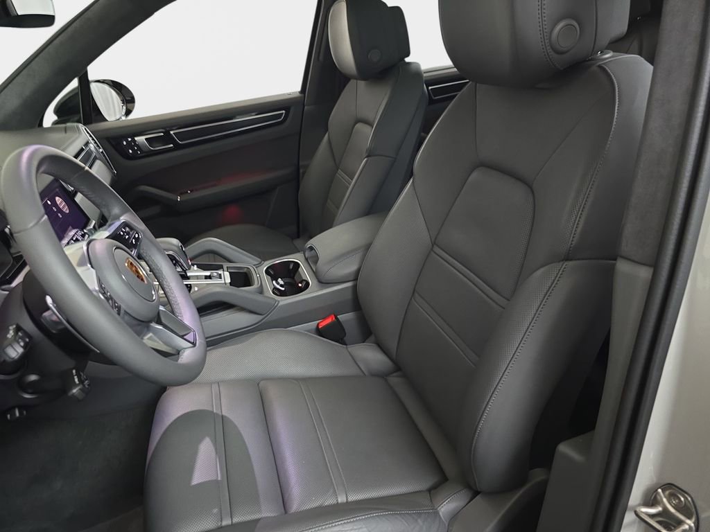 Used 2023 Porsche Cayenne GTS image 18