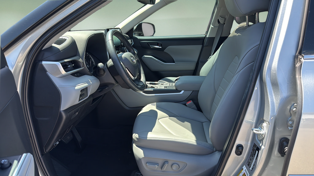 Used 2022 Toyota Highlander XLE FWD image 11