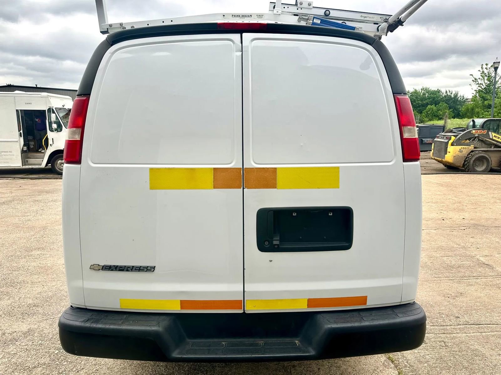 Used 2017 Chevrolet Express 2500 RWD image 5