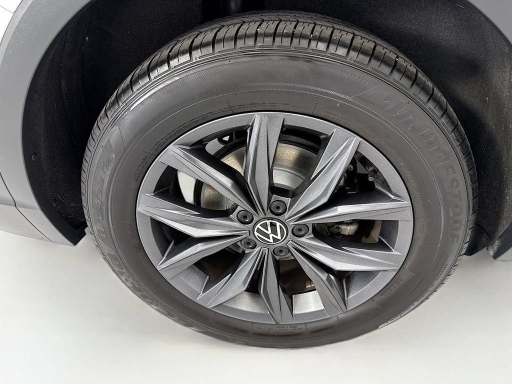 Used 2023 Volkswagen Tiguan SE w/ Panoramic Sunroof Package FWD image 32