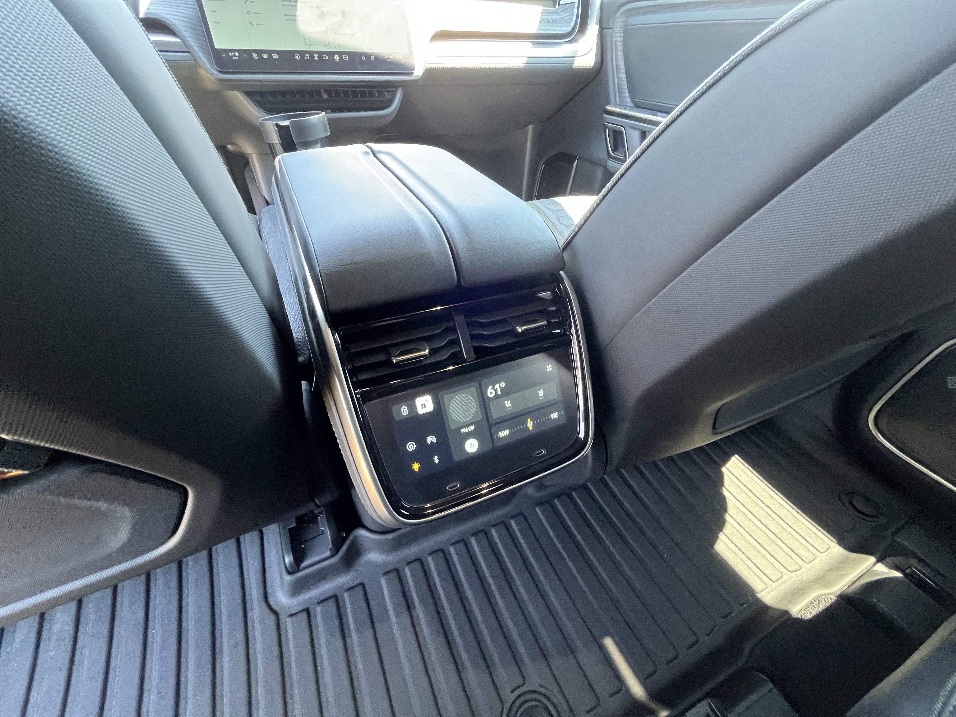 Used 2024 Rivian R1S Adventure AWD/4WD image 30