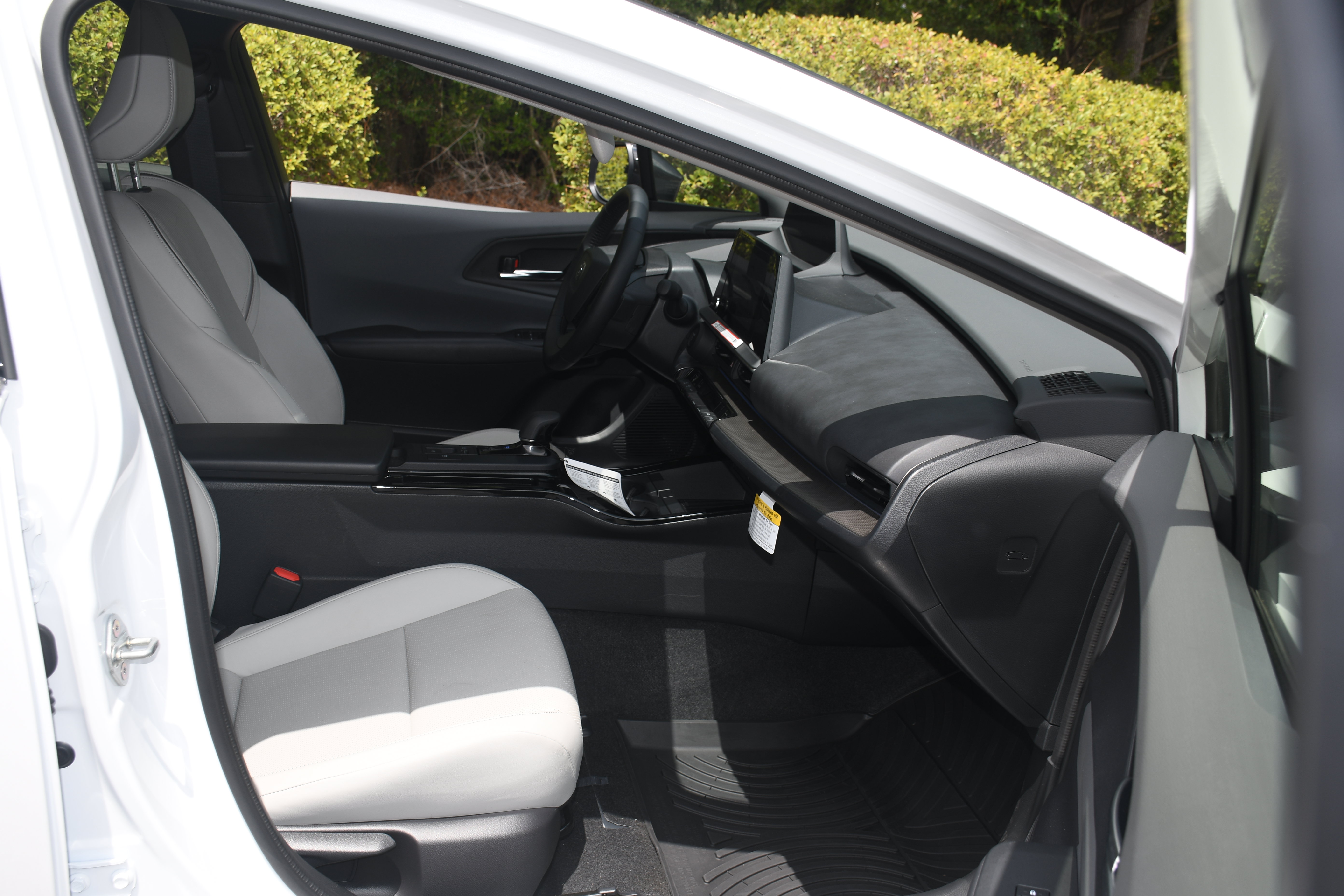 Used 2025 Toyota Prius XLE FWD image 20