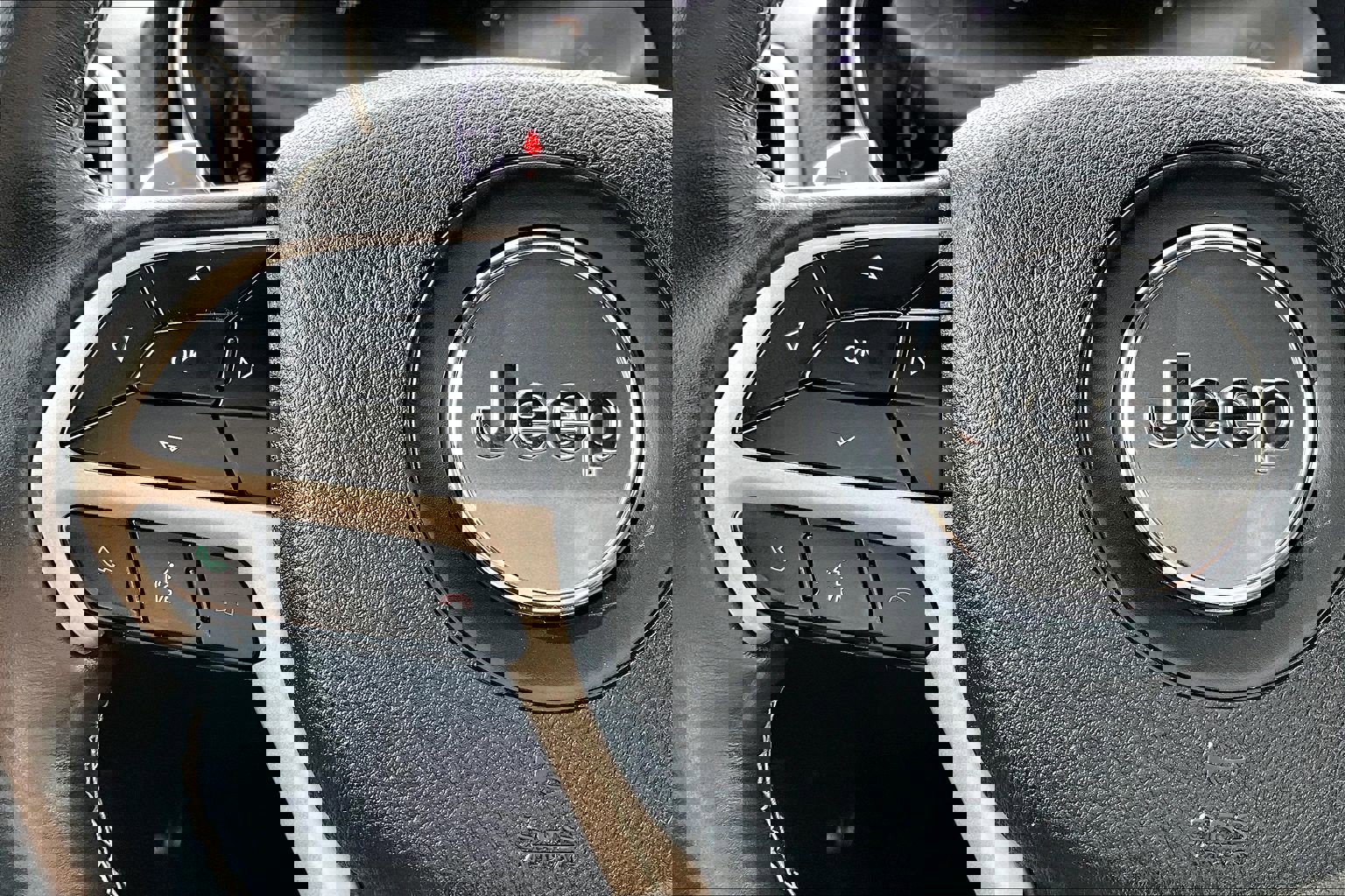 Used 2017 Jeep Grand Cherokee Limited image 18