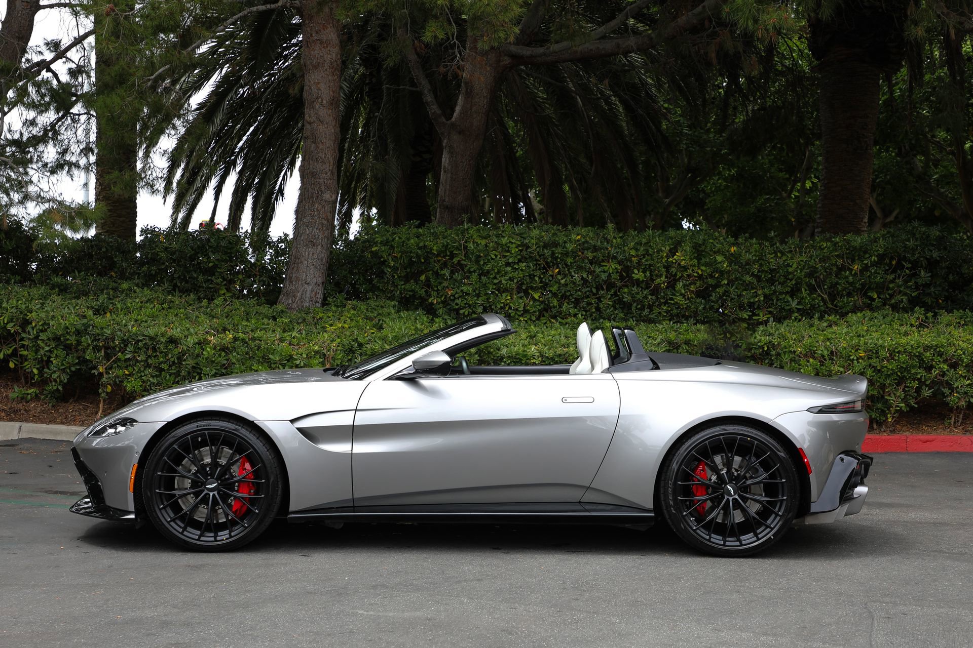 Used 2023 Aston Martin V8 Vantage Roadster RWD image 27