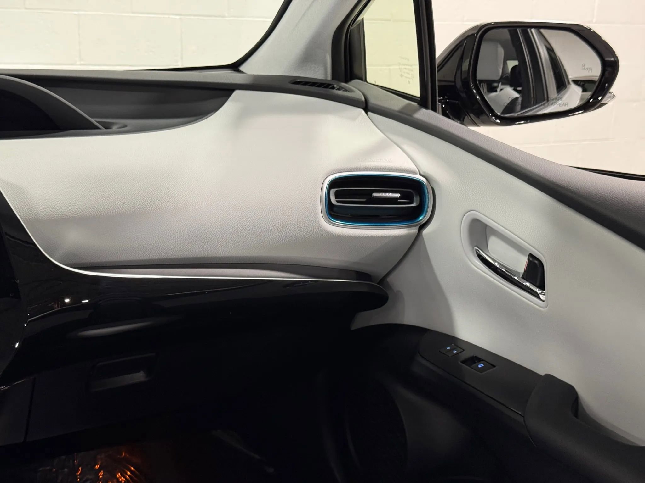 Used 2017 Toyota Prius Four w/ Premium Convenience Package image 37