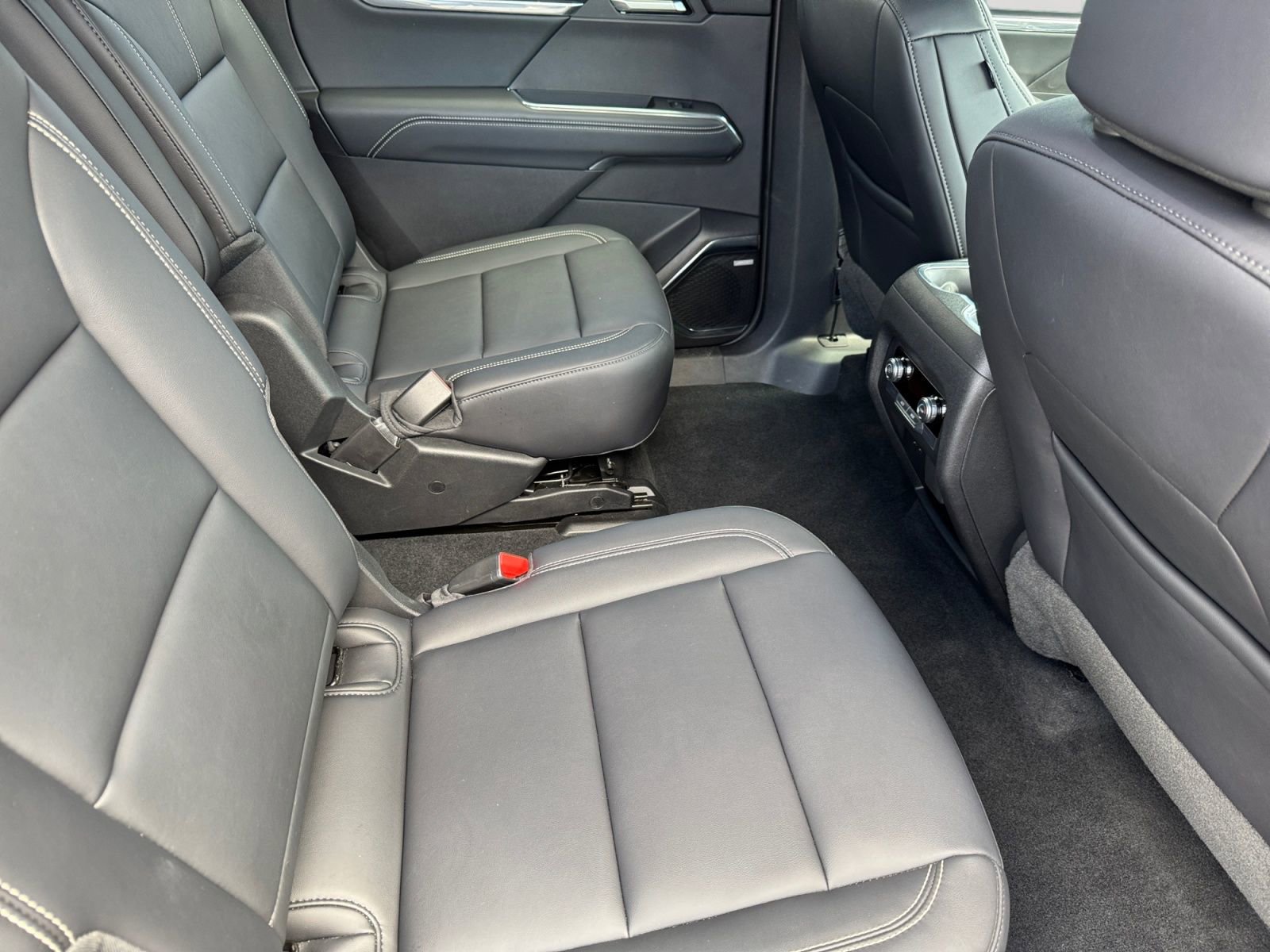 Used 2025 GMC Acadia Elevation w/ Elevation Premium Package AWD/4WD image 18