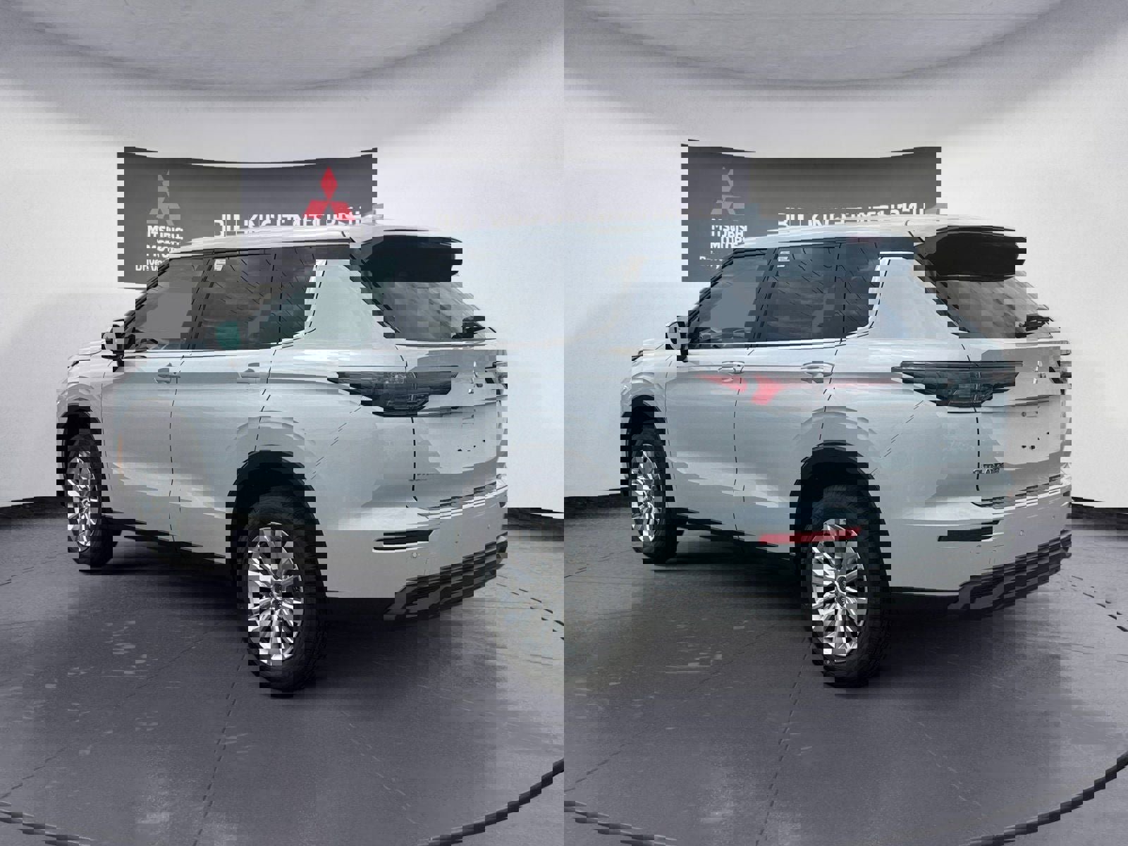 New 2025 Mitsubishi Outlander ES image 3
