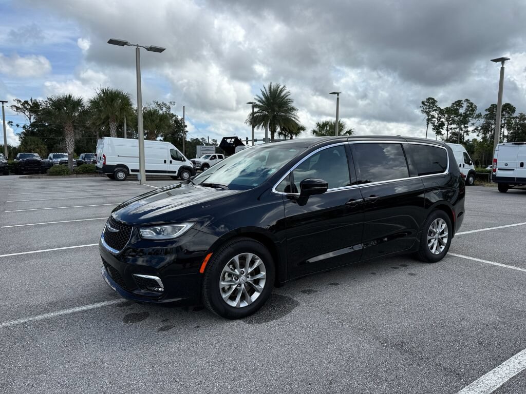 Used 2026 Chrysler Pacifica Limited FWD image 7