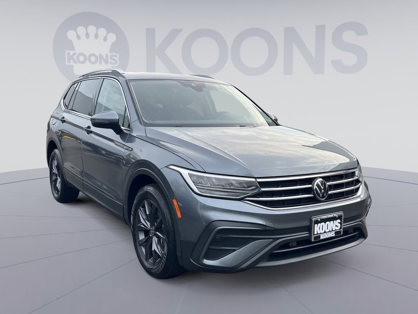 Used 2022 Volkswagen Tiguan SE w/ Panoramic Sunroof Package image 8