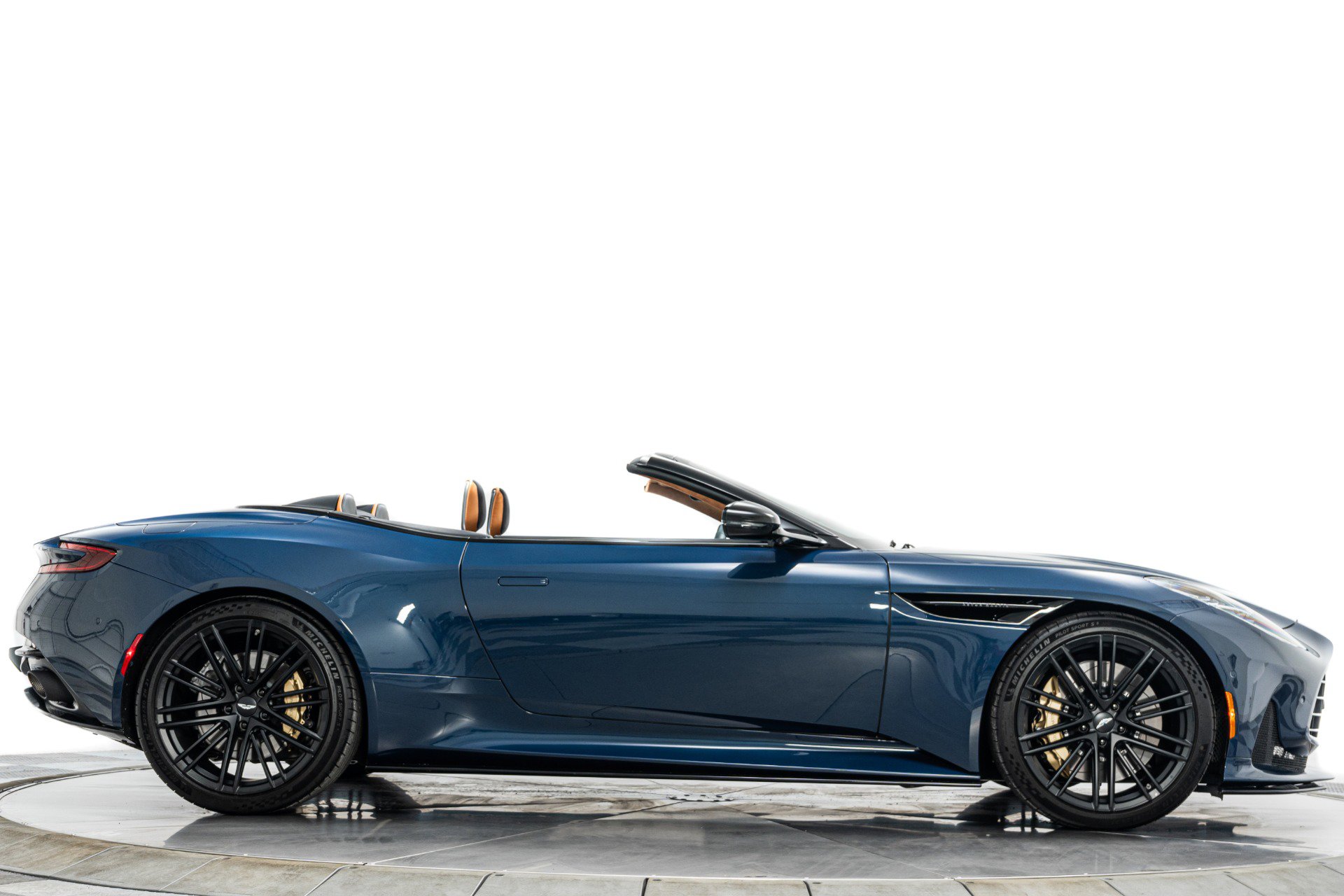 Used 2024 Aston Martin DB12 Volante -Carbon Fiber Bucket S image 51