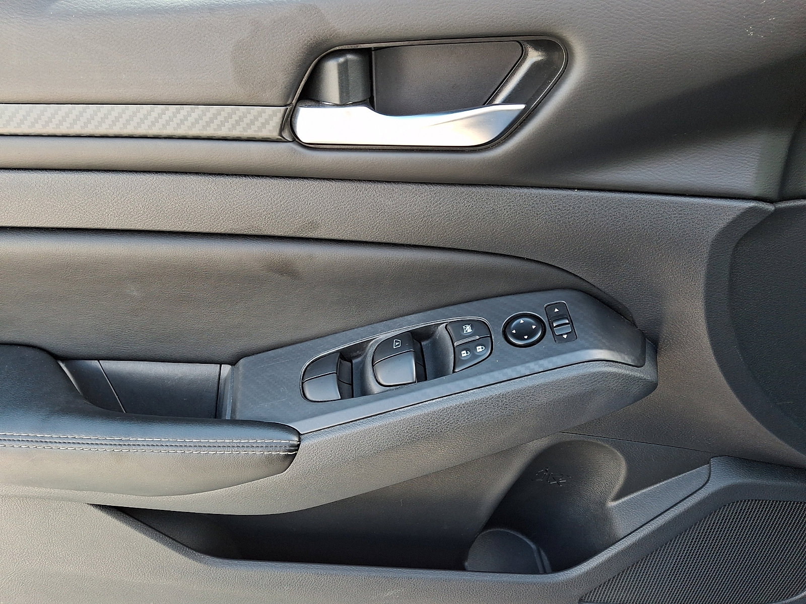 Used 2025 Nissan Altima 2.5 SV FWD image 12