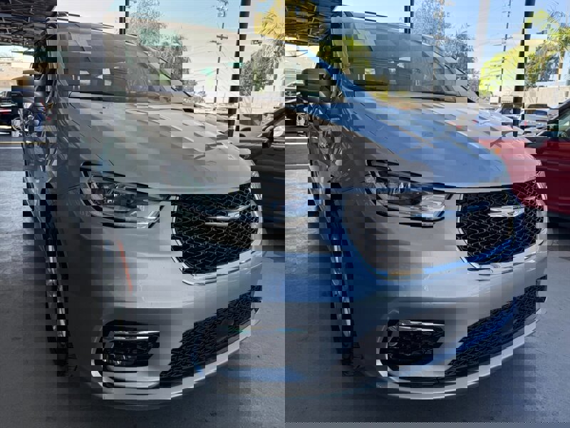 Used 2021 Chrysler Pacifica Touring-L image 8