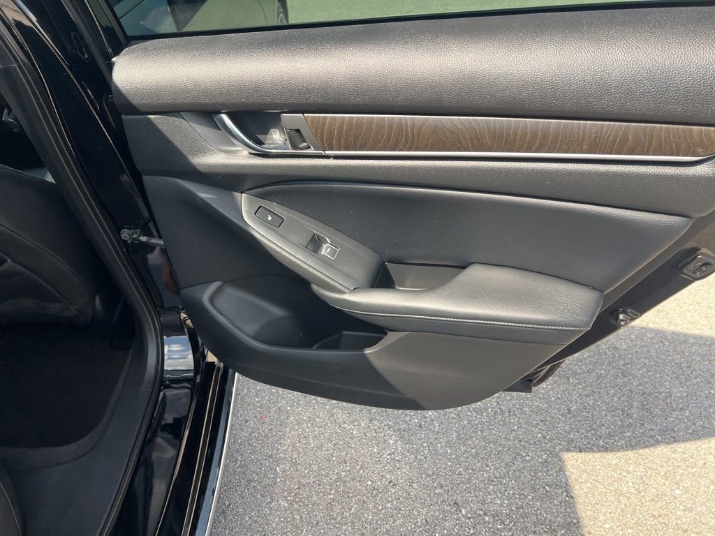 Used 2018 Honda Accord Touring image 32