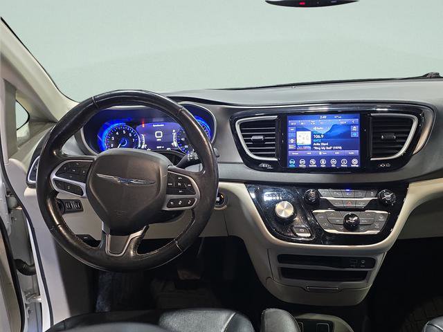 Used 2020 Chrysler Pacifica Touring-L w/ Advanced Safetytec Group FWD image 23