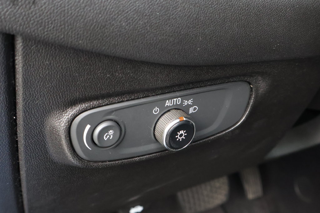 Used 2019 Chevrolet Equinox LT w/ Sun & Navigation Package FWD image 15