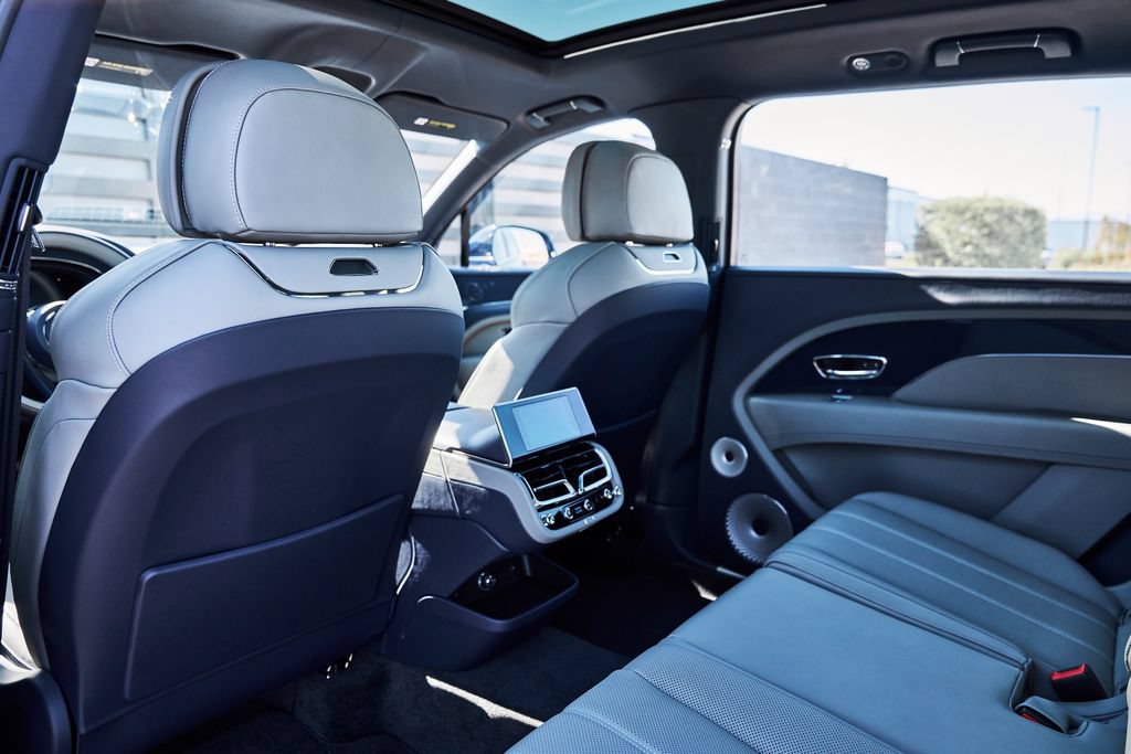 Used 2025 Bentley Bentayga Extended Wheelbase AWD/4WD image 37