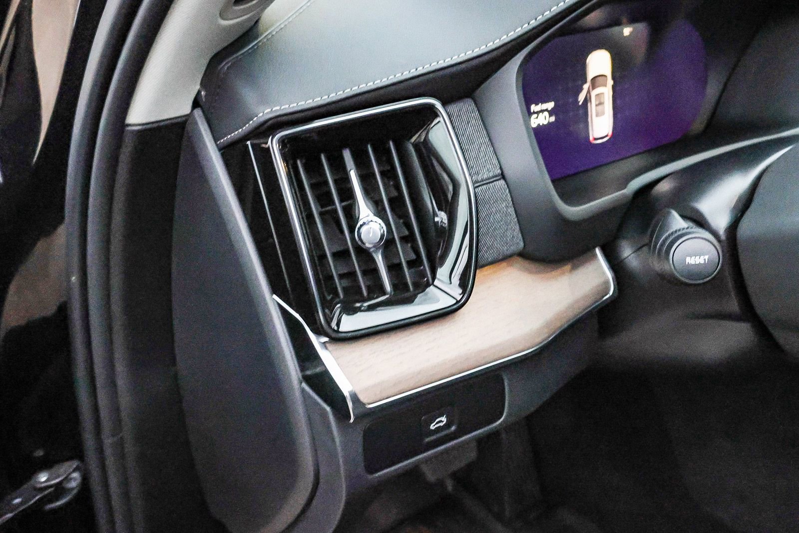 Used 2025 Volvo XC90 B6 Plus w/ Protection Package Premier image 33