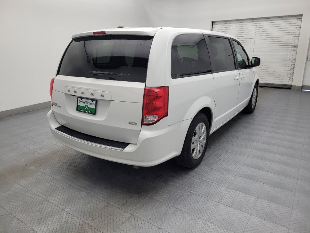 Used 2018 Dodge Grand Caravan SE w/ UConnect Hands-Free Group image 9