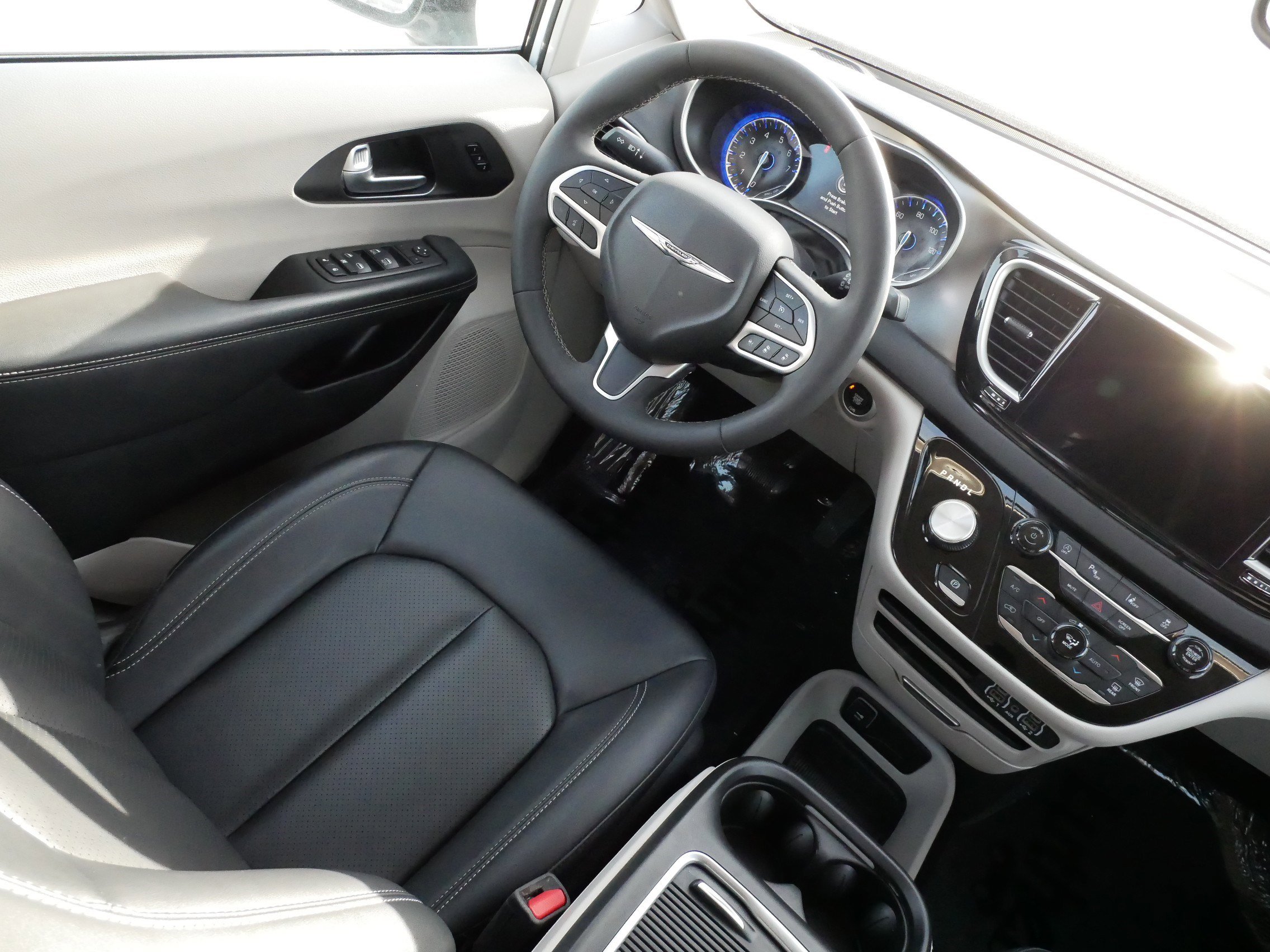 Used 2024 Chrysler Pacifica Touring-L image 9