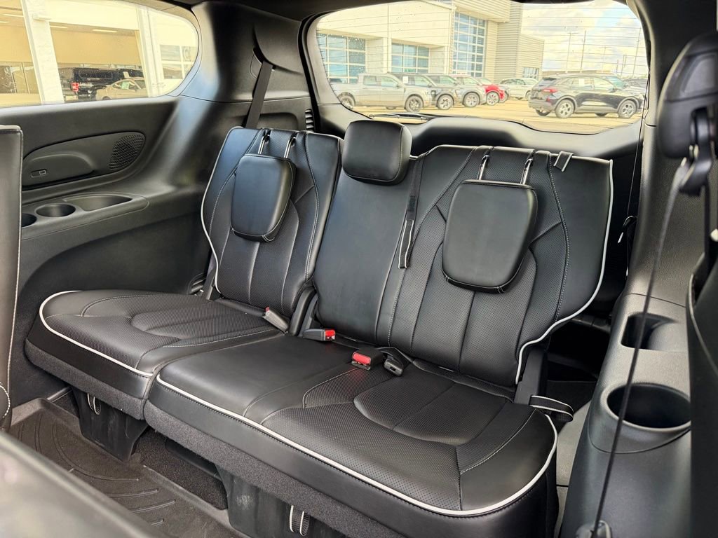 Used 2025 Chrysler Pacifica Premium FWD image 17