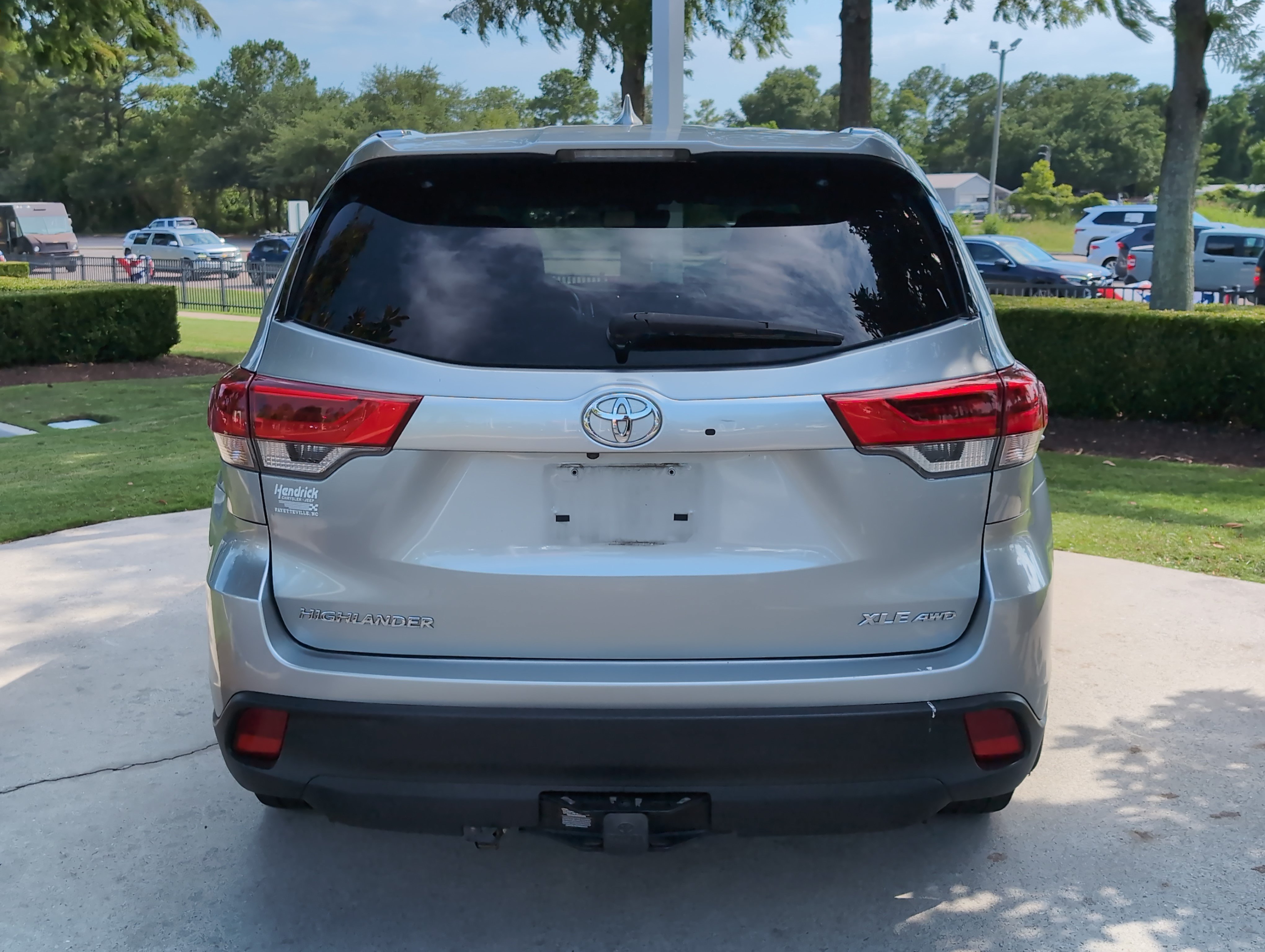 Used 2019 Toyota Highlander XLE AWD/4WD image 9