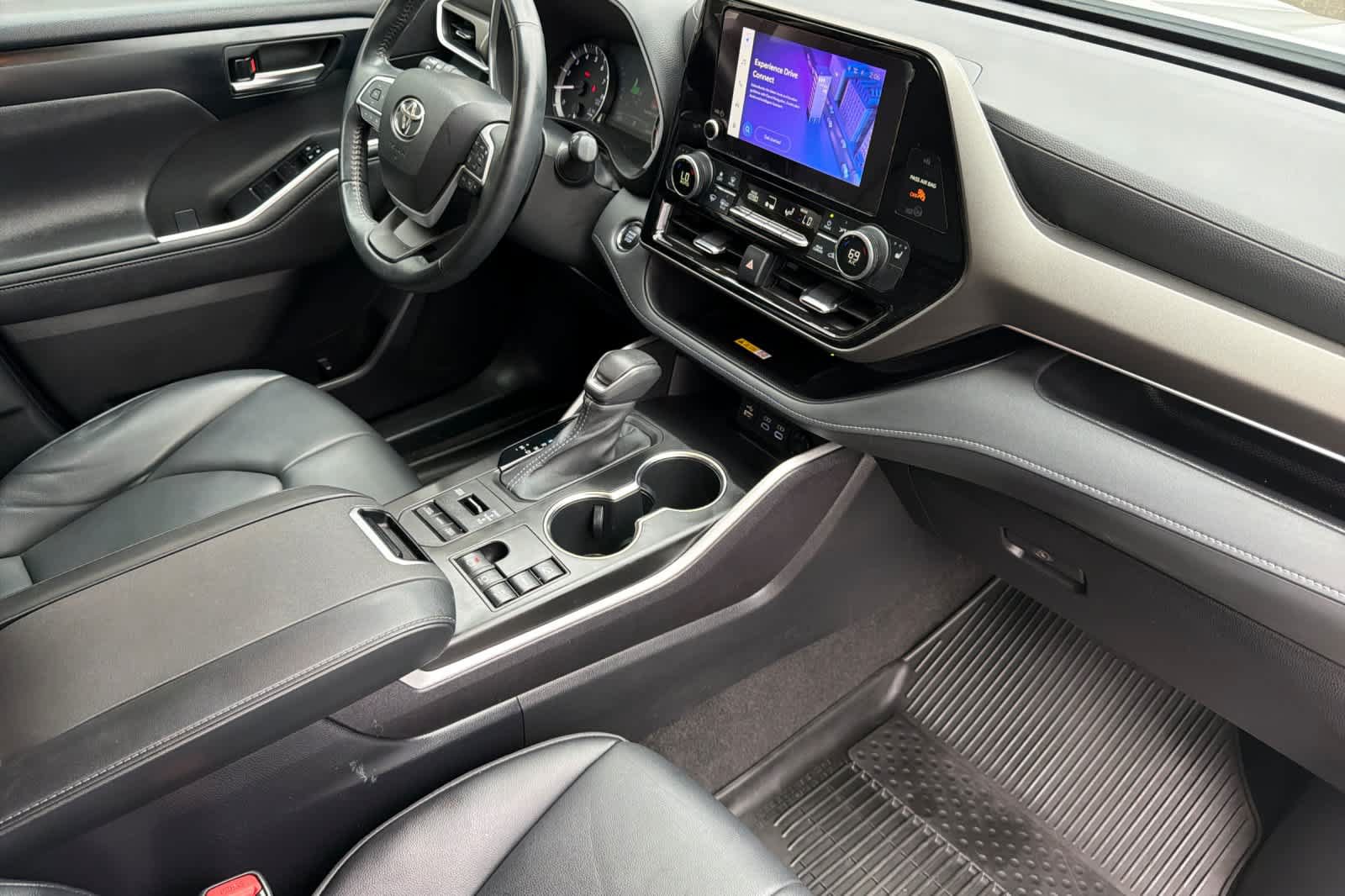 Used 2023 Toyota Highlander XLE AWD/4WD image 17