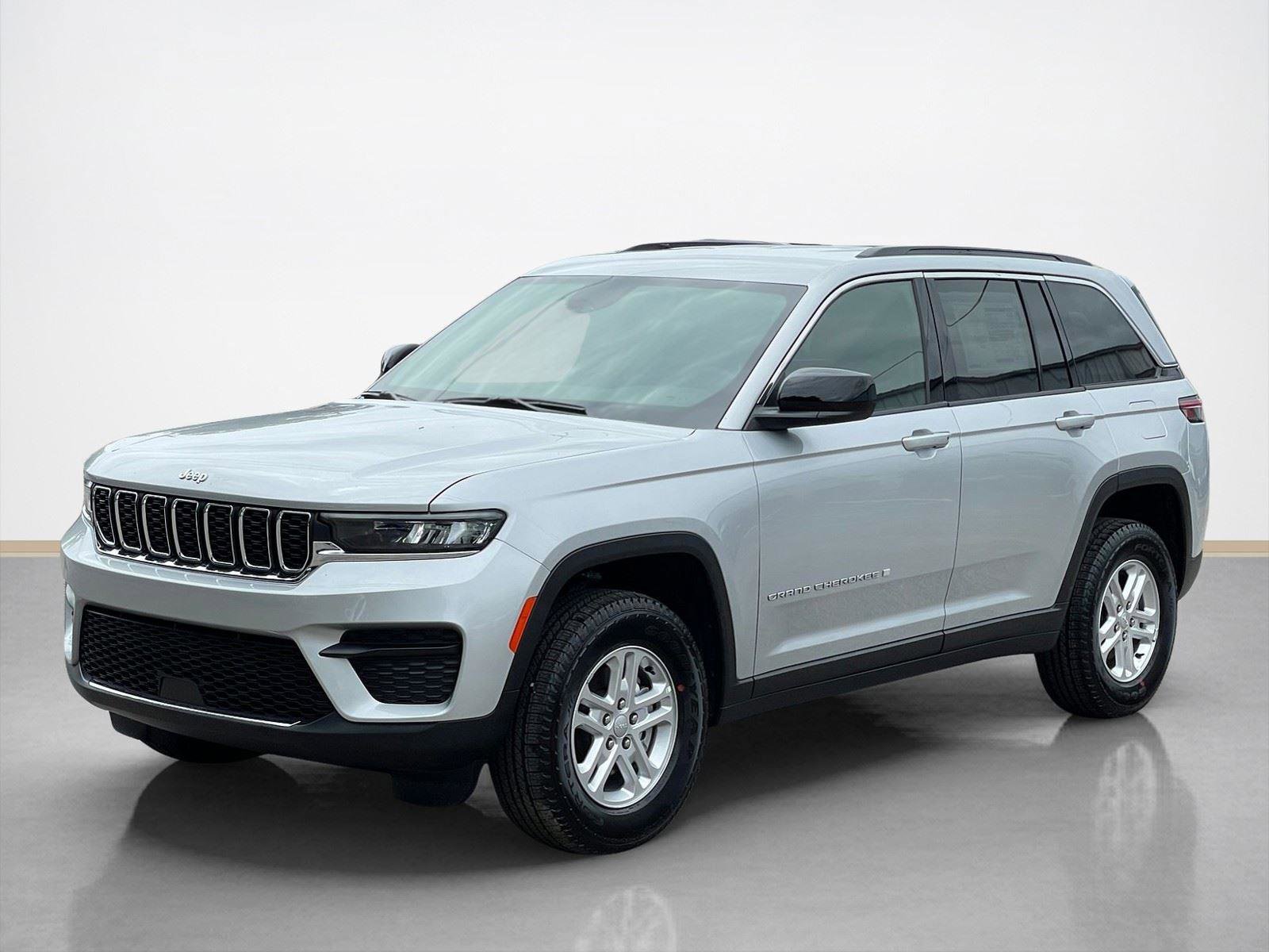 Used 2025 Jeep Grand Cherokee Laredo AWD/4WD image 3