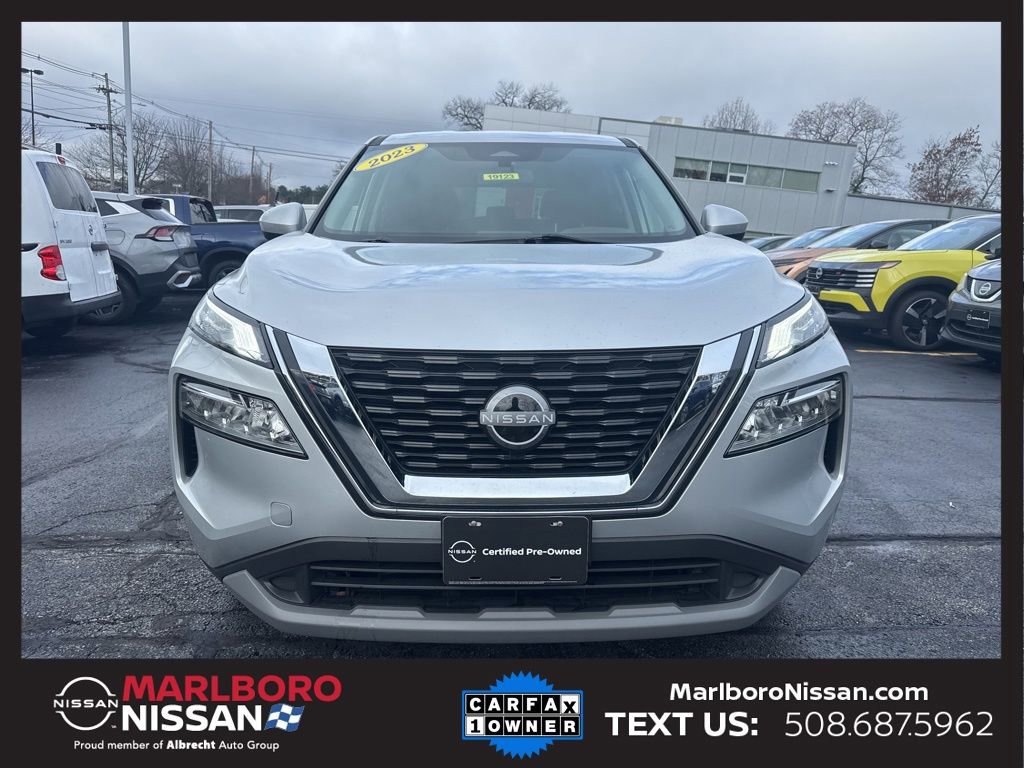 Used 2023 Nissan Rogue SV image 2