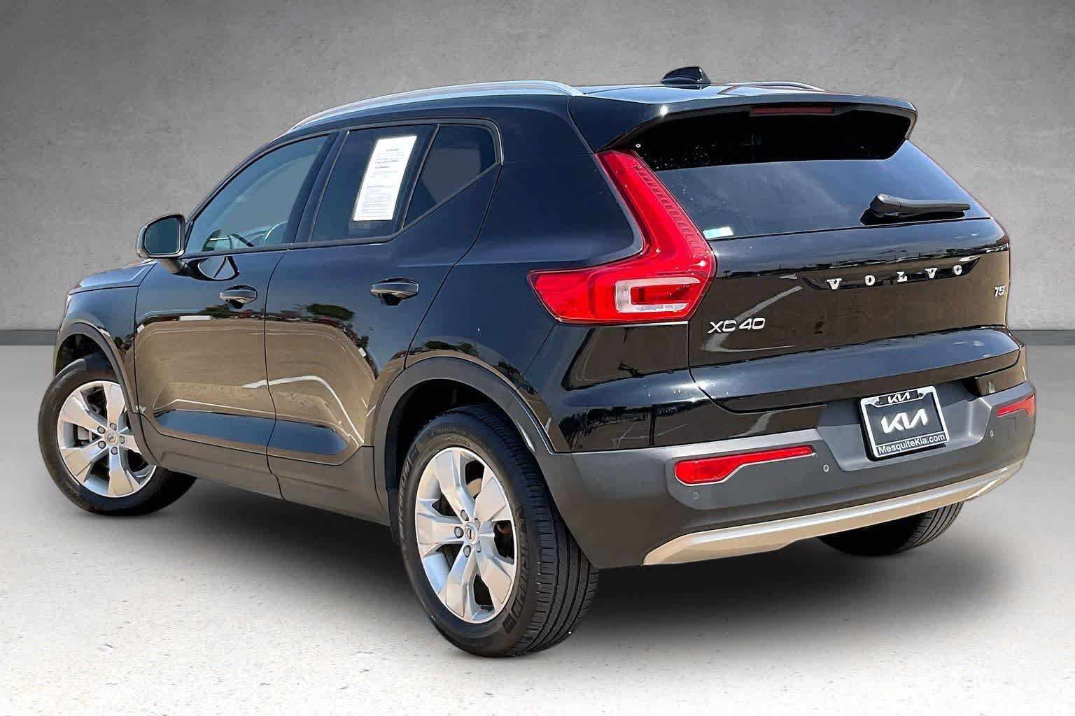 Used 2021 Volvo XC40 T5 Momentum w/ Climate Package AWD/4WD image 4