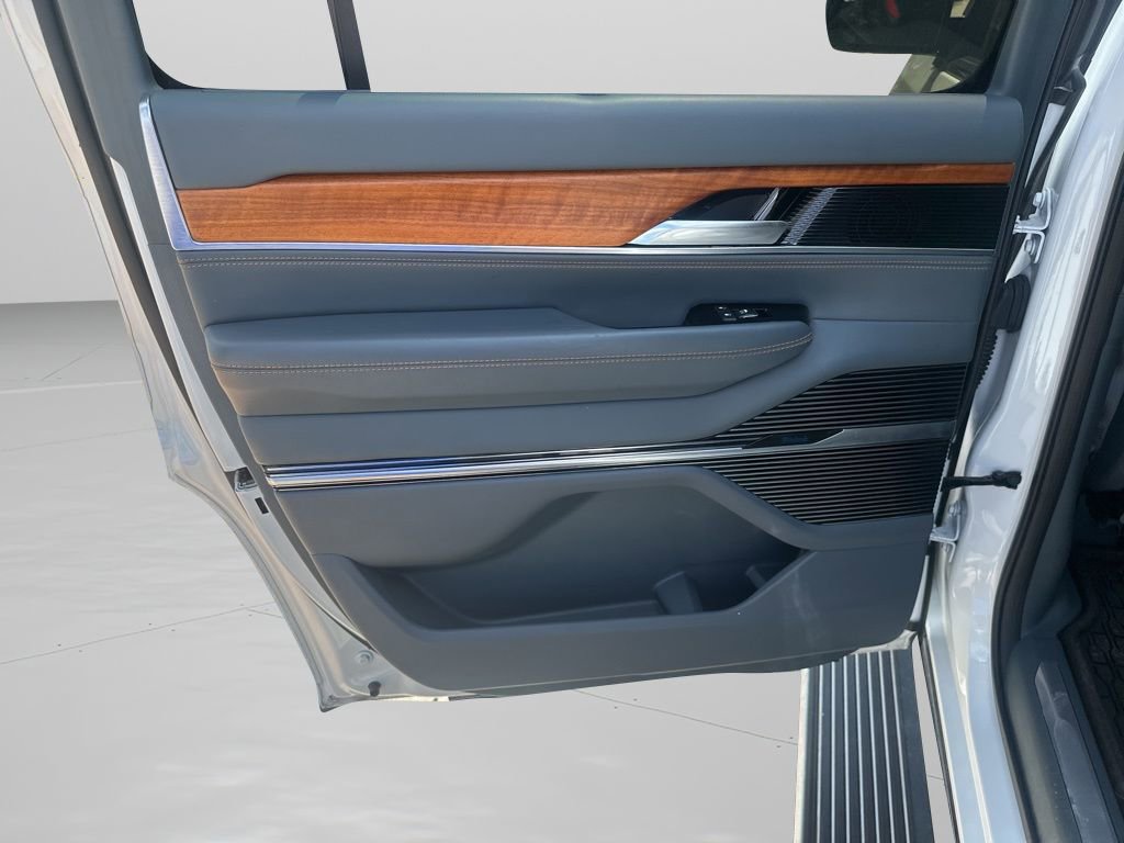 Used 2022 Jeep Grand Wagoneer Series III w/ Rear Seat Video Group 1 image 39