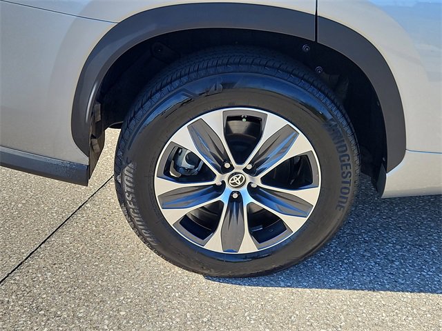 Used 2024 Toyota Highlander XLE image 5