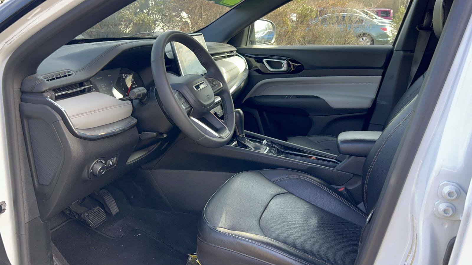 Used 2023 Jeep Compass Limited image 28