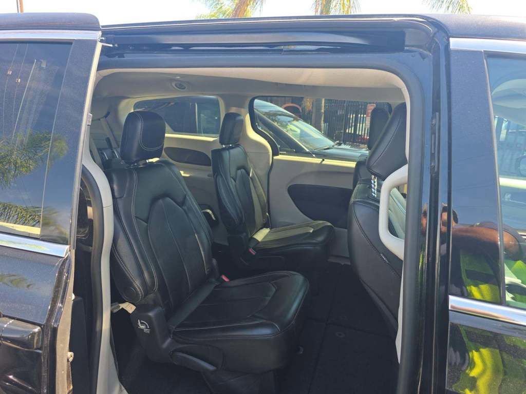 Used 2024 Chrysler Pacifica Touring-L image 3