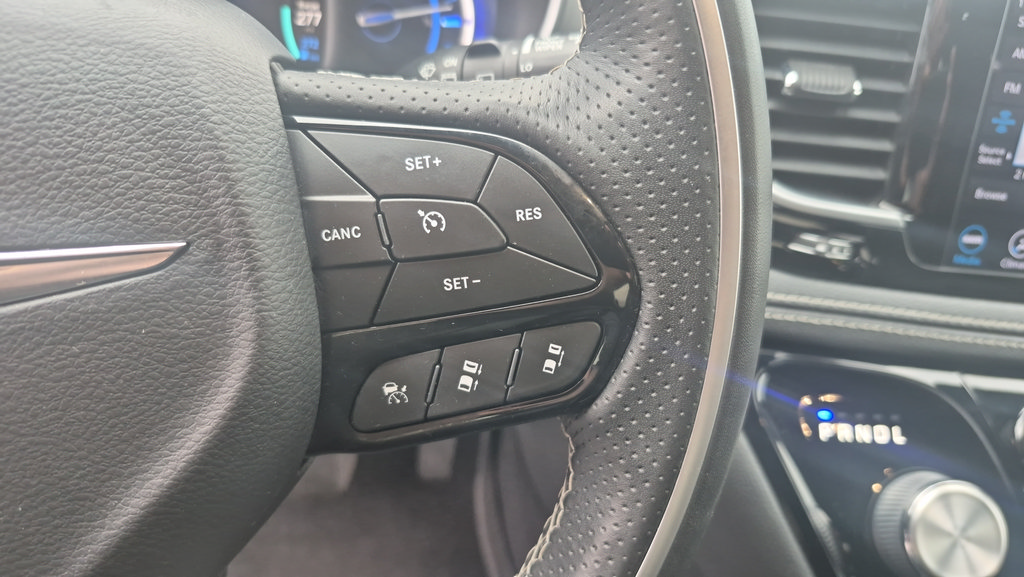 Used 2020 Chrysler Pacifica Limited w/ Advanced Safetytec Group FWD image 16