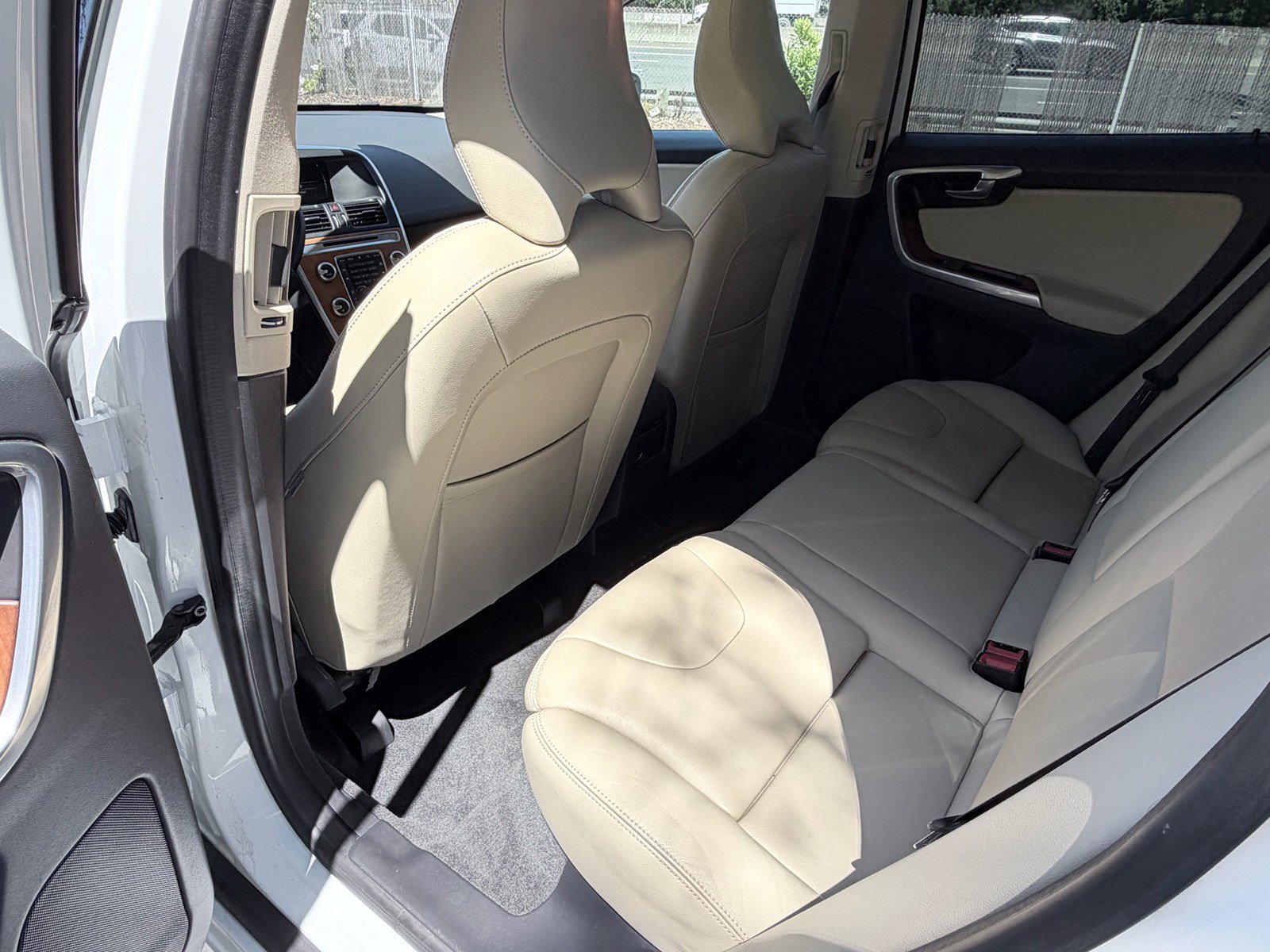 Used 2016 Volvo XC60 T6 w/ Proximity Package AWD/4WD image 17