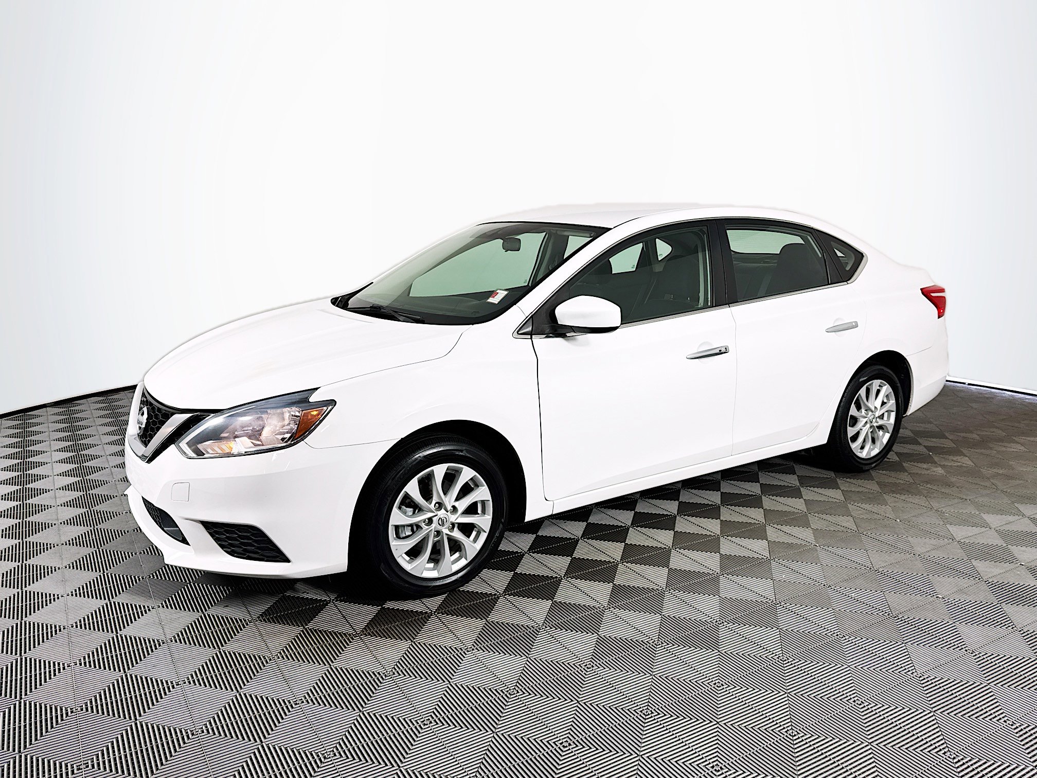 Used 2018 Nissan Sentra SV image 1